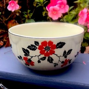 Hall’s superior quality kitchenware red poppy bowl